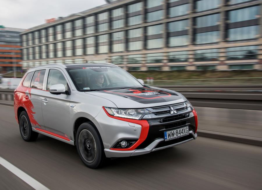  Mitsubishi Outlander PHEV Rally Style 2016 года  (фото 13 из 30)